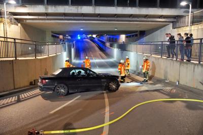 Oberboihingen: Pkw faehrt gegen Mauer, Fahrer schwer verletzt